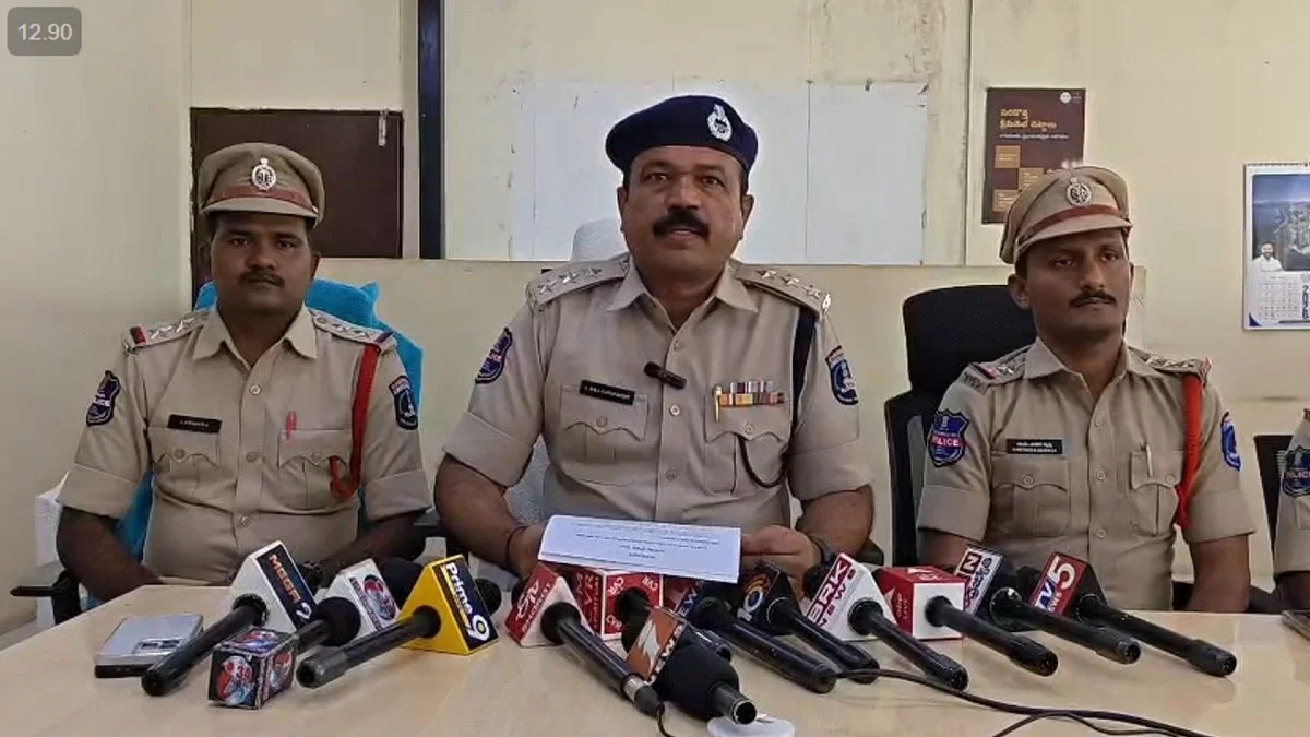 సూరారం పి.యస్ ఆవరణలో కుత్బుల్లాపూర్ ఏసీపీ బాలగంగి రెడ్డి మీడియా సమావేశం..