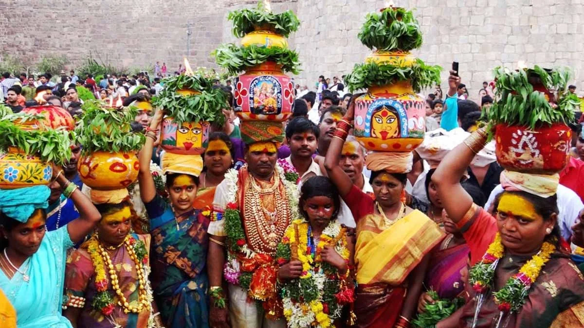 తెలంగాణలో మొదలైన బోనాల జాతర ....భక్త జనసందోహంగా గోల్కొండ
