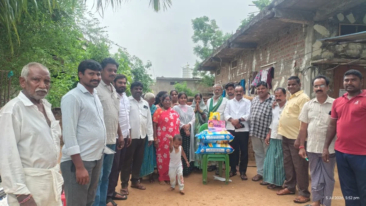 రామస్వామి కుటుంబానికి 50 కిలోల బియ్యం నూనె క్యాన్ అందించిన SRR ఫౌండేషన్ చైర్మన్  పరుపాటి శ్రీనివాస్ రెడ్డి