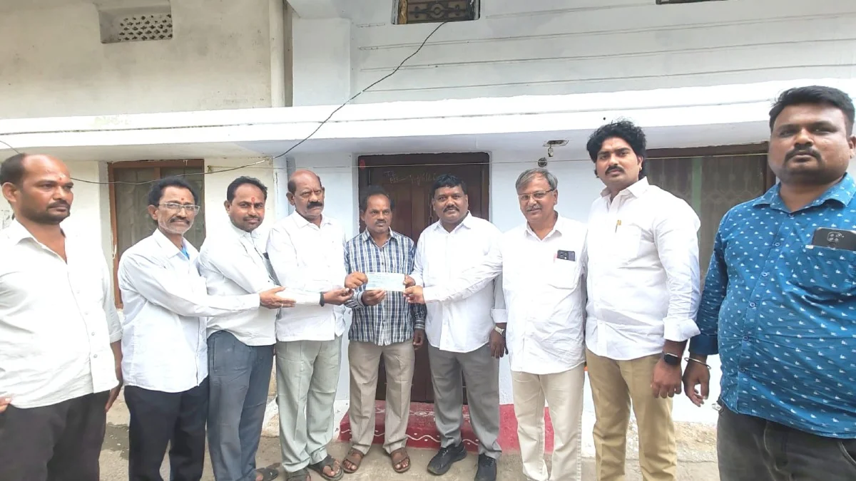 పేద విద్యార్థులకు పరీక్ష ఫీజులు చెల్లించిన డాక్టర్ వన్నాల వెంకటరమణ
