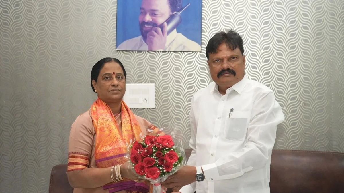 మంత్రి కొండా సురేఖను మర్యాదపూర్వకంగా కలిసిన గ్రంథాలయ చైర్మన్ మీసాల ప్రకాష్