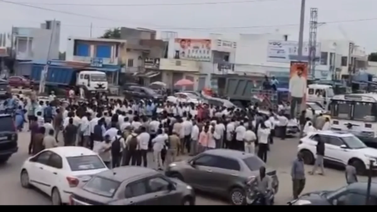 మా ఎమ్మెల్యే నుండి కాంగ్రెస్ పార్టీని కాపాడండి" అంటూ కాంగ్రెస్ నాయకుల ధర్నా