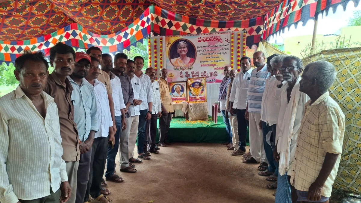 మేడ లక్ష్మి కుటుంబాన్ని పరామర్శించిన కాంగ్రెస్ నాయకులు
