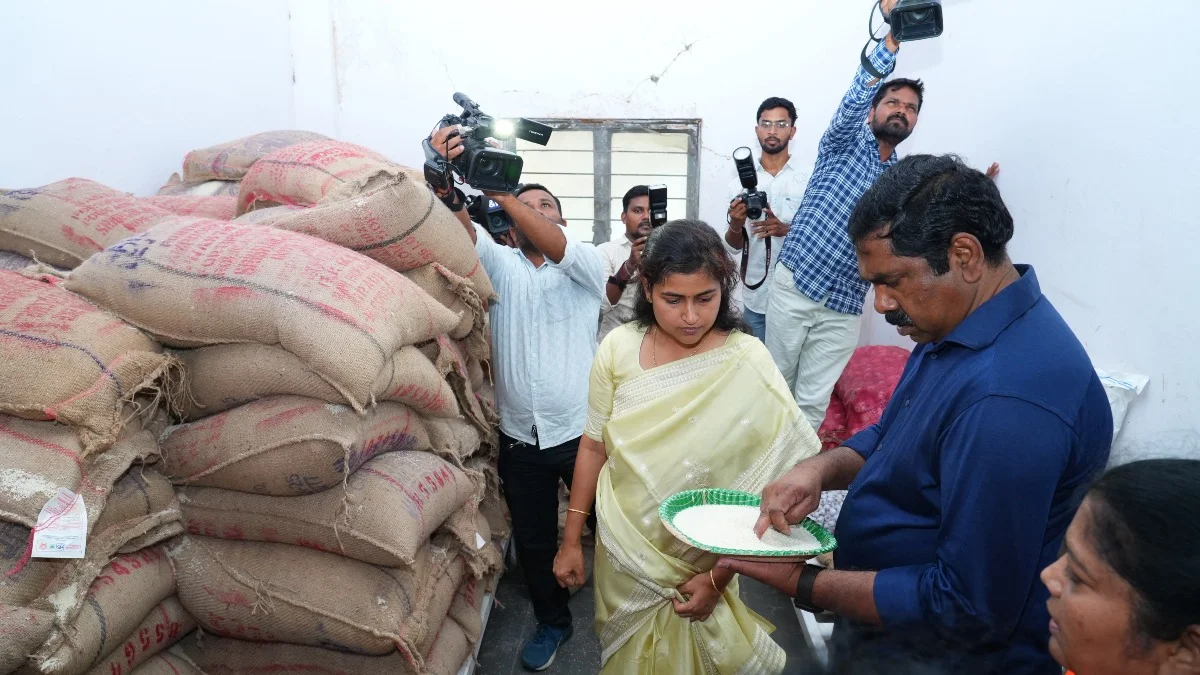 గురుకుల పాఠశాలలో ఎమ్మెల్యే, కలెక్టర్ ఆకస్మిక తనిఖీ