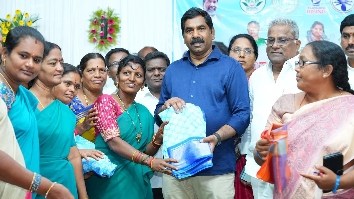 ఇందిరమ్మ చీరలను పంపిణీ చేసిన ఎమ్మెల్యే కేఆర్ నాగరాజు