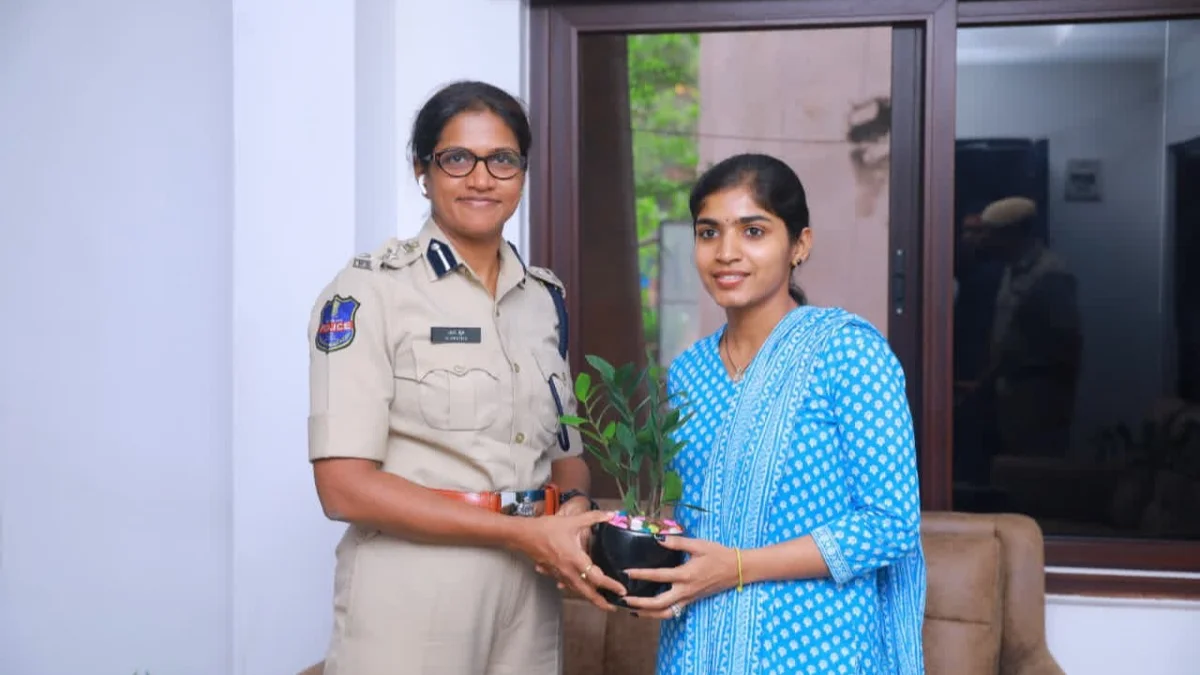 వరంగల్ నూతన పోలీస్ కమిషనర్ను కలిసిన ఎమ్మెల్యే యశస్విని రెడ్డి