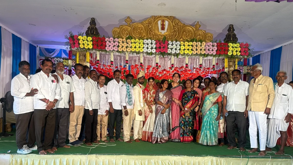 నూతన వధూవరులను ఆశీర్వదించిన మాజీ మంత్రి సత్యవతి రాథోడ్