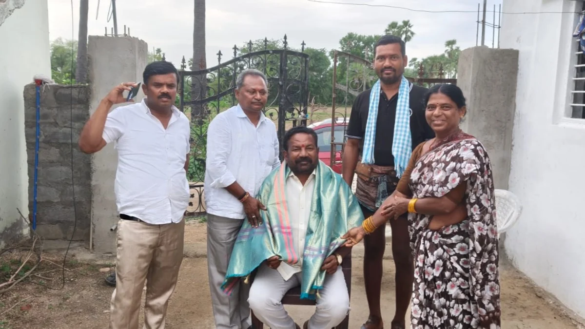 వర్ధన్నపేట కాంగ్రెస్ మండల అధ్యక్షుడు పోషాల వెంకన్న గౌడ్ ను సత్కరించిన నరుకుడు ఎలీషా