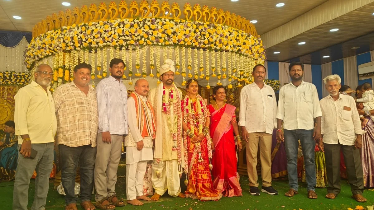 నూతన వధూవరులను ఆశీర్వదించిన మాజీ ఎంపీపి జినుగు అనిమి రెడ్డి