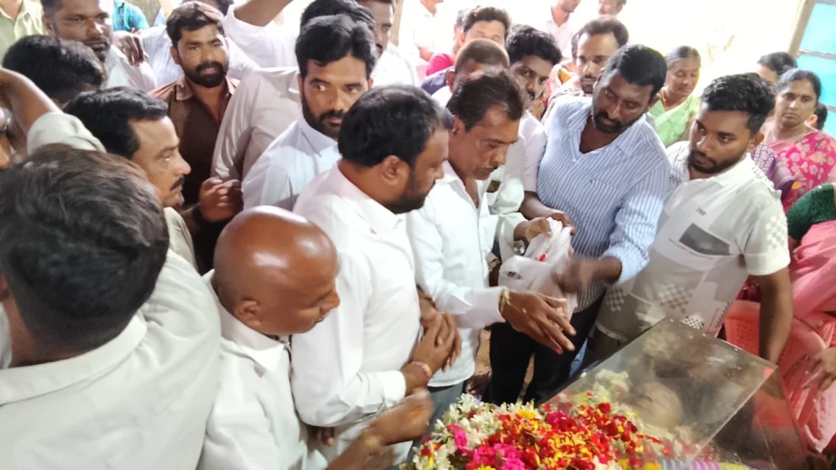 మృతుల కుటుంబాలను పరామర్శించిన బిఆర్ఎస్ నాయకులు