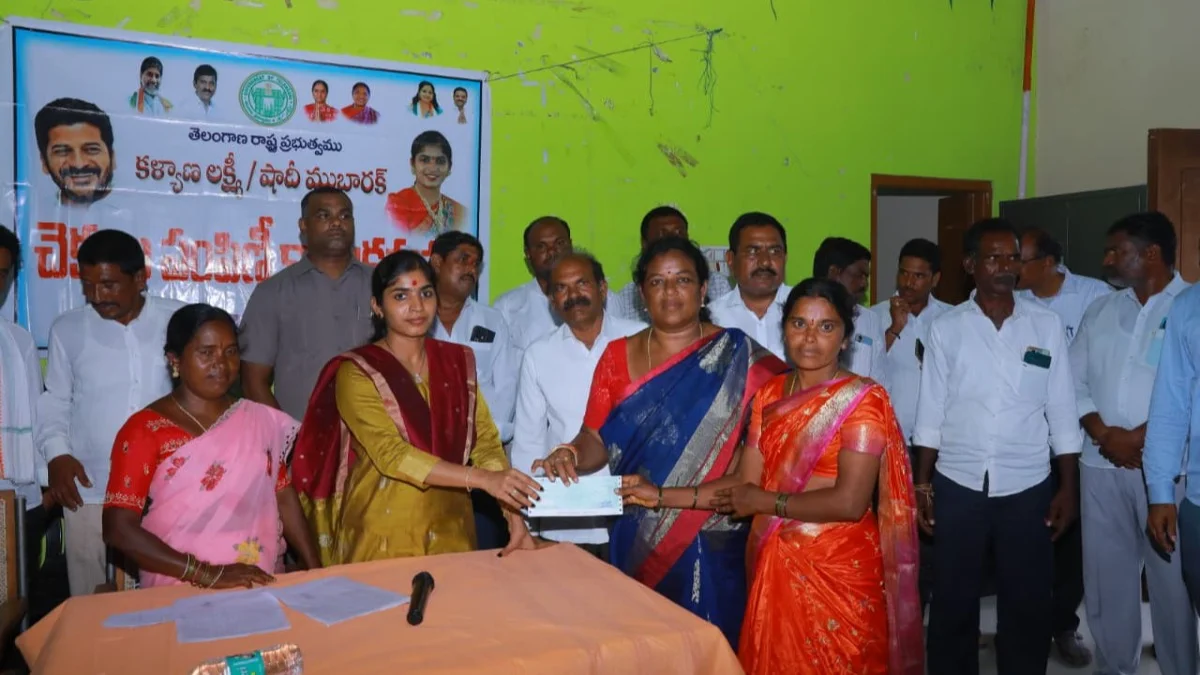 కల్యాణ లక్ష్మీ, శాదిముబారక్ చెక్కులను పంపిణీ చేసిన ఎమ్మెల్యే యశస్విని రెడ్డి 