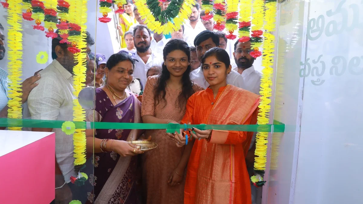 తొర్రూర్ పట్టణం లో అమూల్య వస్త్ర నిలయం ప్రారంభించిన ఎమ్మెల్యే యశస్విని రెడ్డి