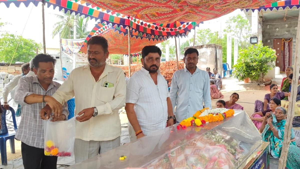బసాటి సోమక్క మృతికి నివాళి అర్పించిన వర్ధన్నపేట పి.ఎ.సి.ఎస్ చైర్మన్ రాజేష్ ఖన్నా,
