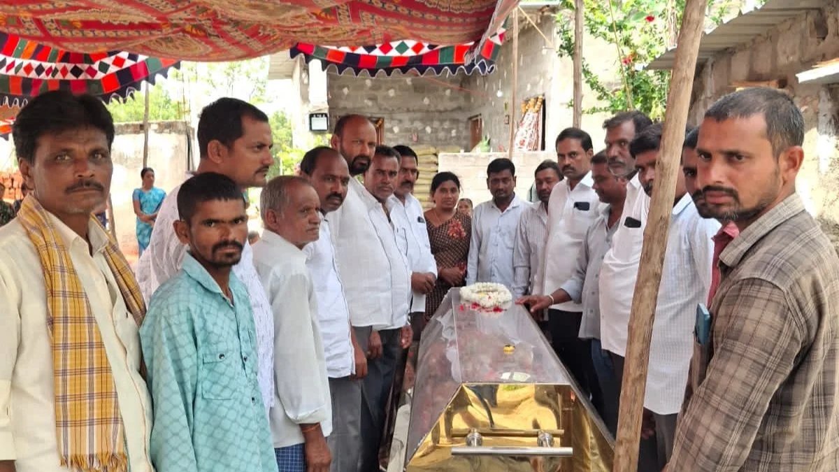 సోమక్క కుటుంబాన్ని పరామర్శించిన మండల కాంగ్రెస్ పార్టీ అధ్యక్షుడు ఈదులకంటి రవీందర్ రెడ్డి
