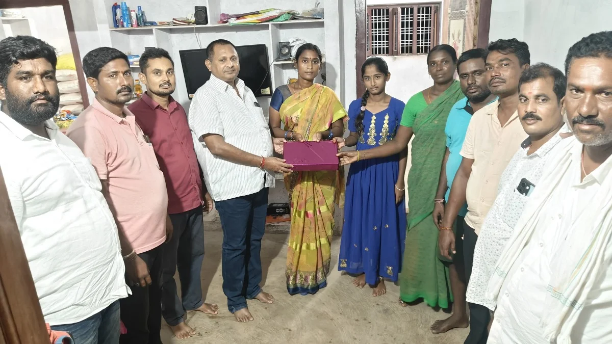 చిన్నారికి ఆశీస్సులు అందించి గిఫ్ట్ ప్యాక్ అందజేసిన SRR ఫౌండేషన్ చైర్మన్ పరుపాటి శ్రీనివాస్ రెడ్డి