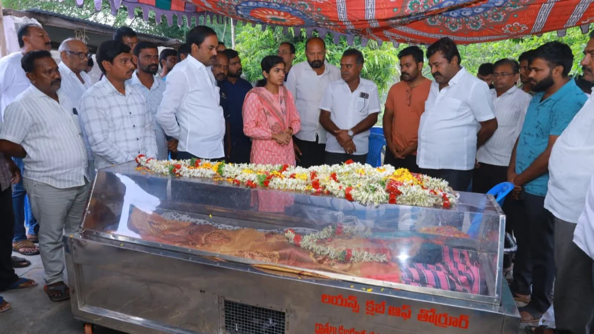 MLA Yashaswini Jhansi Reddy pays tribute to Enagandula Pushpali's body