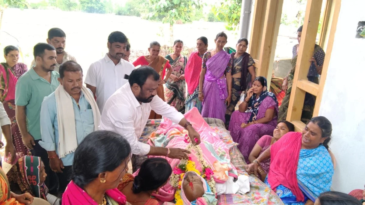 బాధిత కుటుంబాన్ని పరామర్శించిన PACS ఛైర్మన్ యం. మనోజ్ గౌడ్