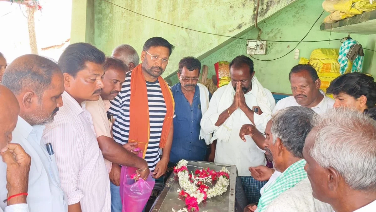 బాధిత కుటుంబాలను పరామర్శించి ఆర్థిక సాయం అందించిన కాంగ్రెస్ నాయకులు