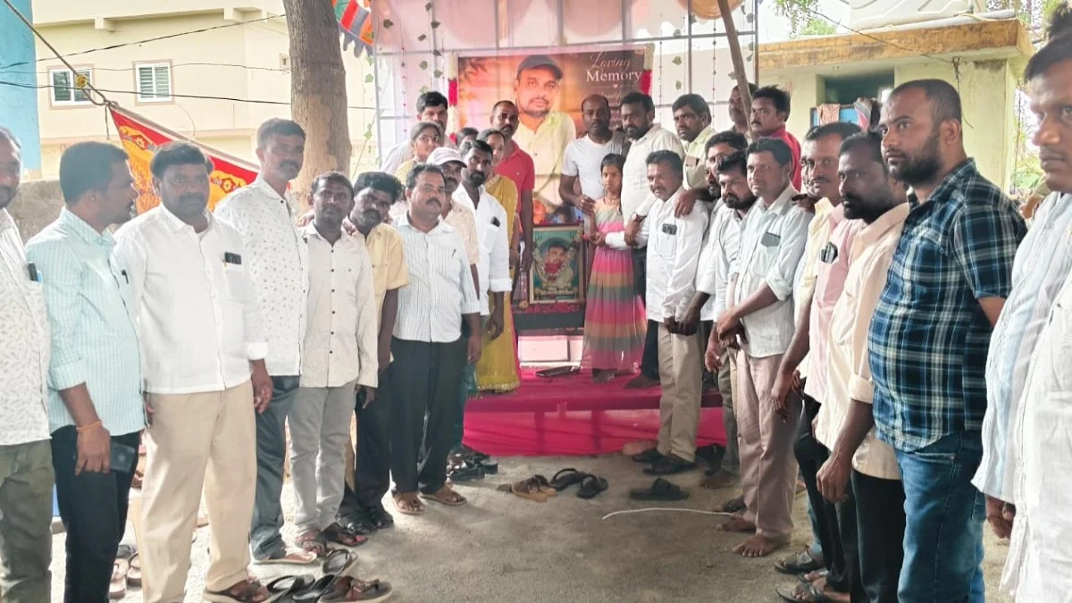 స్నేహితుడి కుటుంబానికి అండగా నిలిచిన 1999-2000 పదో తరగతి పూర్వ విద్యార్థులు