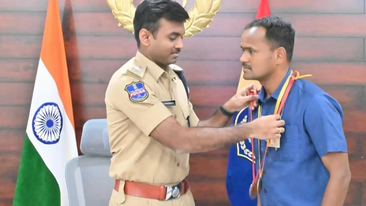 పోలీస్ డ్యూటీ మీట్‌లో రెండు పతకాలు సాధించిన కానిస్టేబుల్ బాదె రామయ్యకు ఎస్పీ డాక్టర్ శబరీష్ అభినందనలు