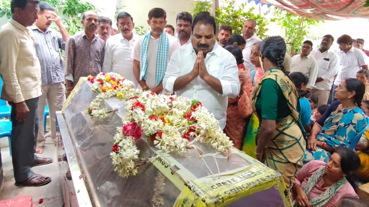 పలు మృతుల కుటుంబాలను పరామర్శించిన మాజీ ఎమ్మెల్యే ఆరూరి రమేష్