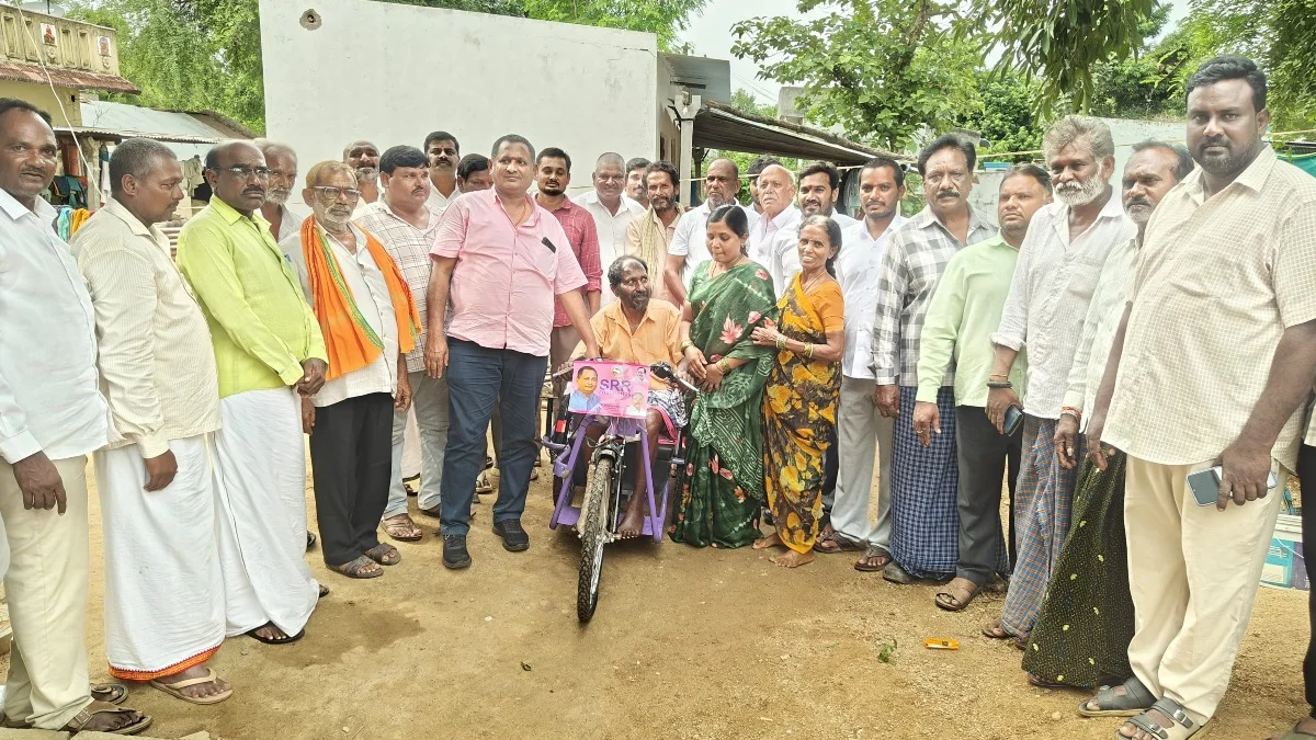 వికలాంగుడు కన్నెబోయిన వెంకటయ్యకు బ్యాటరీ ట్రైసైకిల్ అందించిన SRR ఫౌండేషన్ చైర్మన్ పరుపాటి శ్రీనివాస్ రెడ్డి