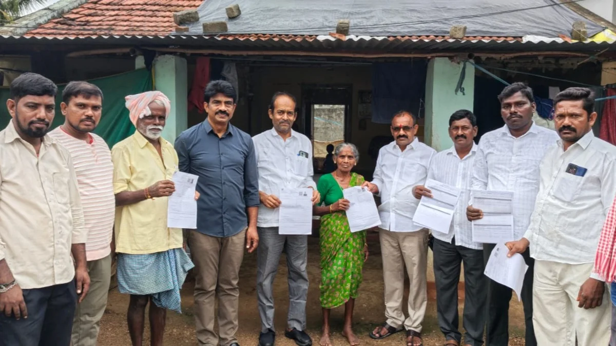 SIR కార్యక్రమంలో ఓటర్లకు అవగాహన కల్పించిన BRS నాయకులు