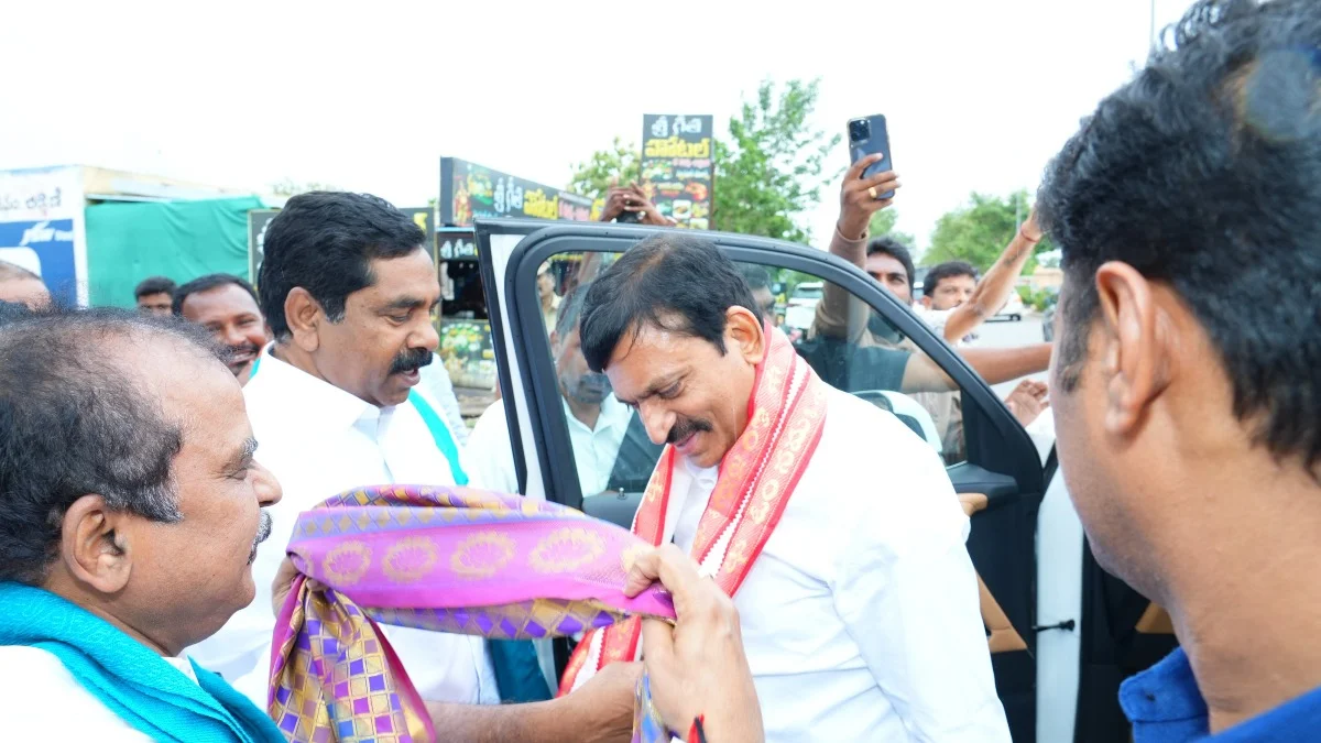 మంత్రి పొంగులేటి శ్రీనివాస రెడ్డికి ఎమ్మెల్యే కేఆర్ నాగరాజు ఘన స్వాగతం