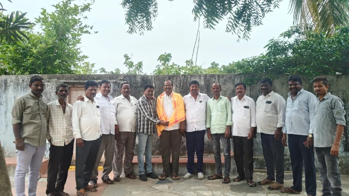 విదేశీ పర్యటన ముగించుకుని వచ్చిన చొప్పరి సోమయ్యకు ఘన సత్కారం