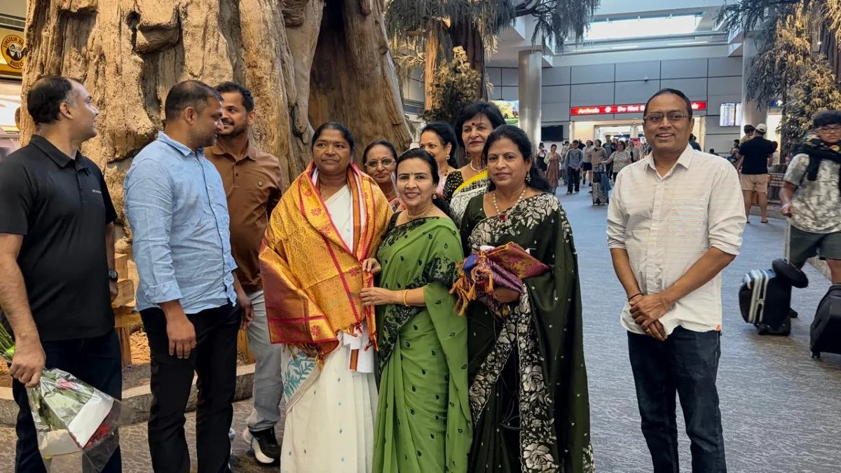 అమెరికా పర్యటన ముగించుకుని స్వదేశానికి బయలుదేరిన మంత్రి సీతక్కకు ఘన వీడ్కోలు