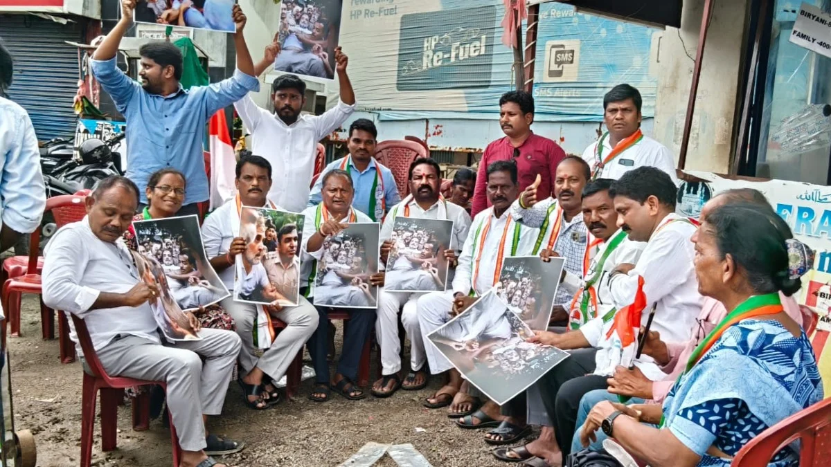 రాహుల్ గాంధీ అరెస్టును ఖండిస్తూ కాంగ్రెస్ నిరసన