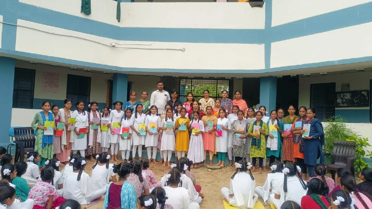 కేజీబీవీ విద్యార్థినులకు నోట్‌బుక్స్ పంపిణీ చేసిన స్వెరోస్ 