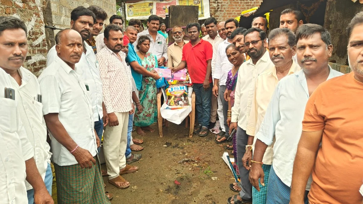 ఇల్లు కాలిపోయిన కుటుంబానికి అండగా SRR ఫౌండేషన్ చైర్మన్ పరుపాటి శ్రీనివాస్ రెడ్డి 
