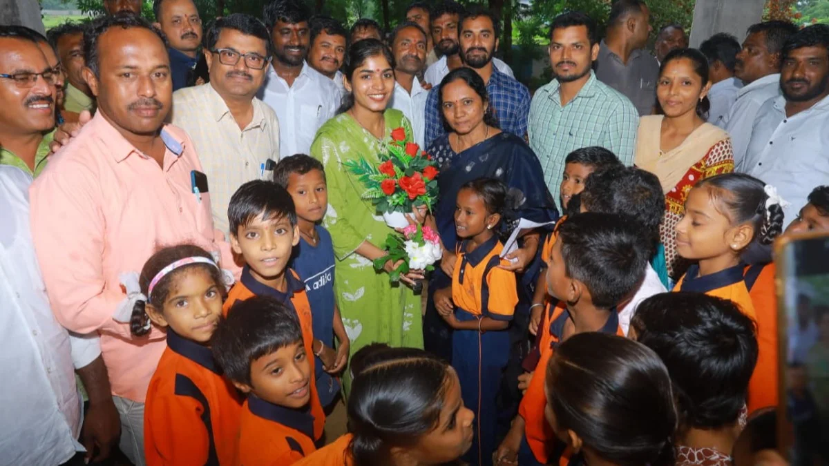 మాదపురం ఎంపీపీఎస్‌ను సందర్శించిన ఎమ్మెల్యే యశస్విని రెడ్డి