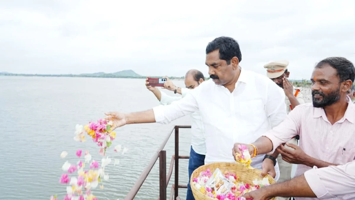 రిజర్వాయర్ నుంచి సాగునీరు విడుదల చేసిన ఎమ్మెల్యే కేఆర్ నాగరాజు