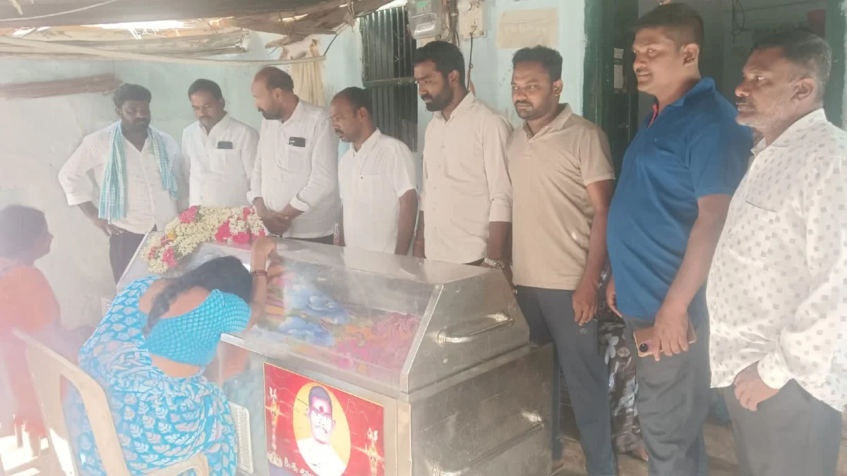 పెద్దవంగర మండల కాంగ్రెస్ అధ్యక్షుడి తల్లికి కాంగ్రెస్ నాయకుల నివాళి