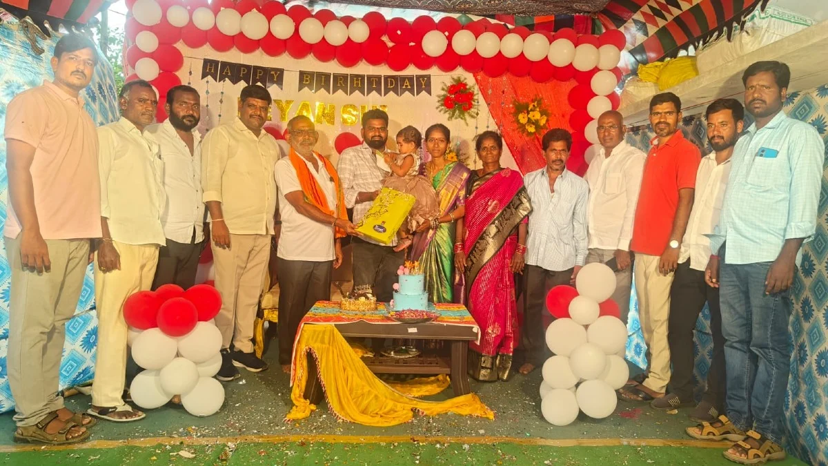 రియానిషి తొలి జన్మదిన వేడుకలకు గిఫ్ట్ ప్యాక్ అందించిన SRR ఫౌండేషన్ చైర్మన్ పరుపాటి శ్రీనివాస్ రెడ్డి