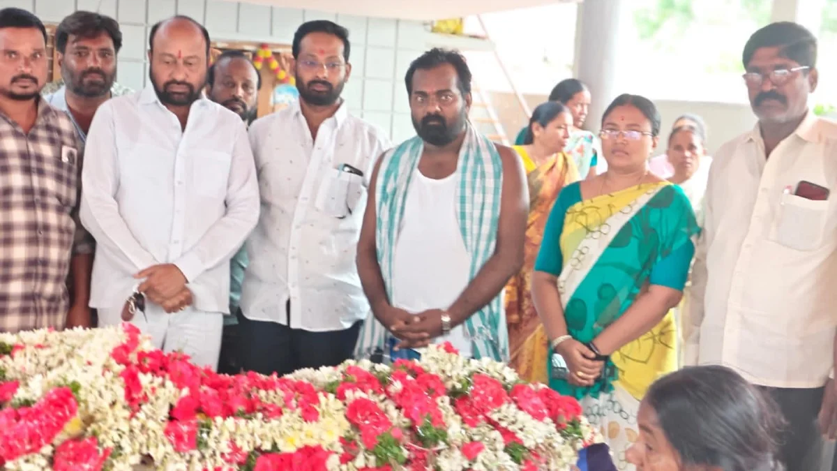 పెదగాని సోమక్క పార్ధీవ దేహానికి నివాళులు అర్పించిన టీపీసీసీ మాజీ కార్యదర్శి బిల్లా సుధీర్ రెడ్డి