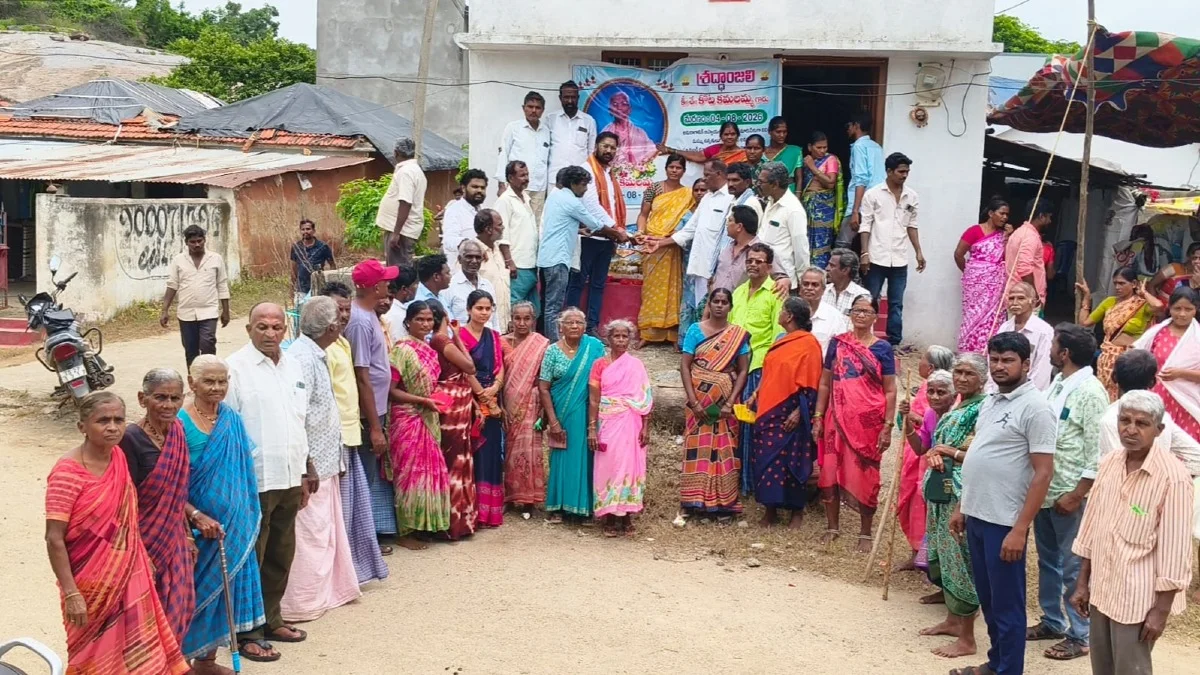 బాధిత కుటుంబాలకు కాంగ్రెస్ నేతల ఆర్థిక సహాయం