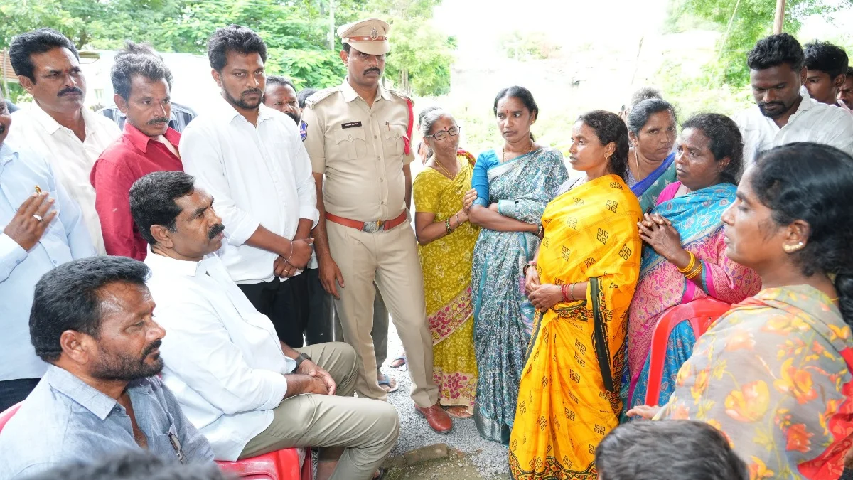 బాధిత కుటుంబాలను పరామర్శించిన ఎమ్మెల్యే కేఆర్ నాగరాజు