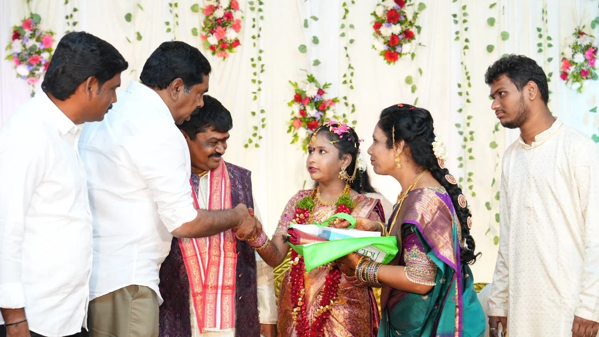 చిన్నారిని  దీవించిన ఎమ్మెల్యే కేఆర్ నాగరాజు