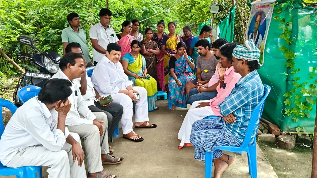 చిందు కళాకారుడి కుటుంబాన్ని పరామర్శించిన ఈగ మల్లేశం