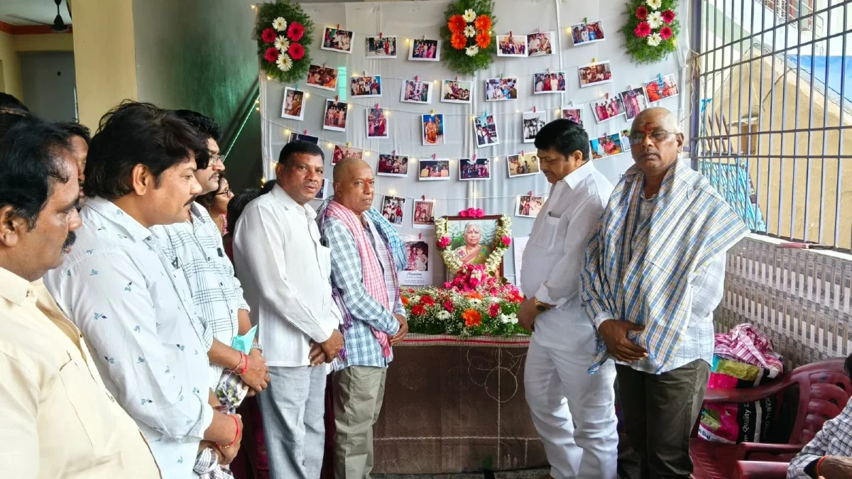 జర్నలిస్ట్ బత్తుల సత్యం తల్లికి ఈగ మల్లేశం నివాళి