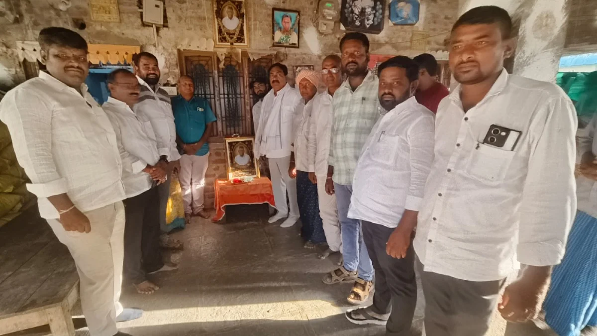 బాధిత కుటుంబాలను  పరామర్శించిన మాజీ మంత్రి ఎర్రబెల్లి దయాకర్ రావు 