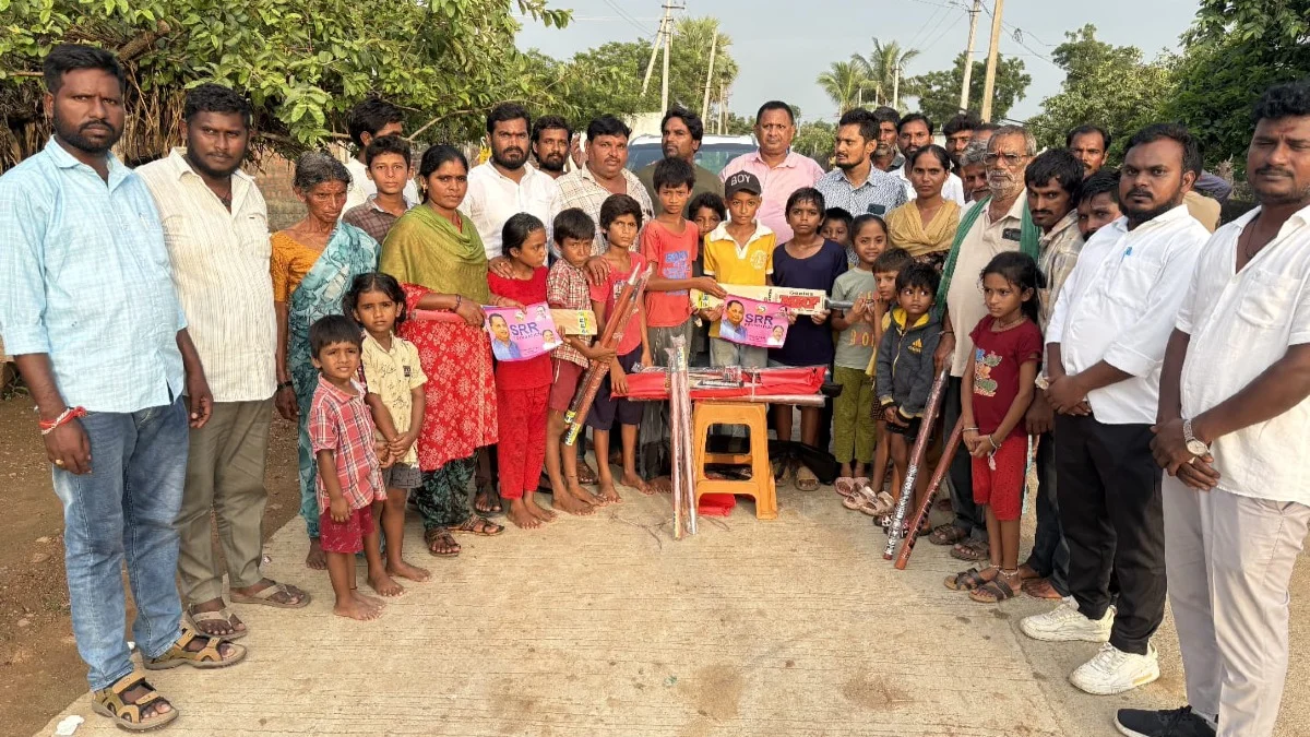 యూత్ కమిటీలకు క్రికెట్ కిట్లు పంపిణీ చేసిన SRR ఫౌండేషన్ చైర్మన్ పరుపాటి శ్రీనివాస్ రెడ్డి