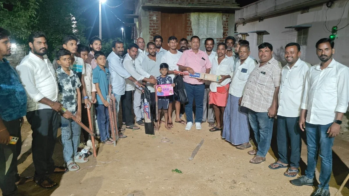 జయరాం తండాలో యూత్ కమిటీకి క్రికెట్ కిట్లను పంపిణీ చేసిన SRR ఫౌండేషన్ చైర్మన్ పరుపాటి శ్రీనివాస్ రెడ్డి 