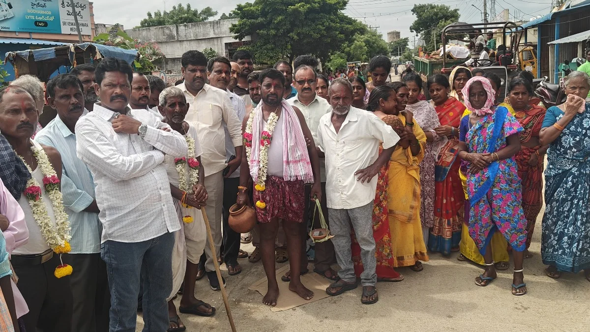 బొమ్మెర బద్రమ్మ అంతిమ యాత్రలో పాల్గొన్న BRS నాయకులు 