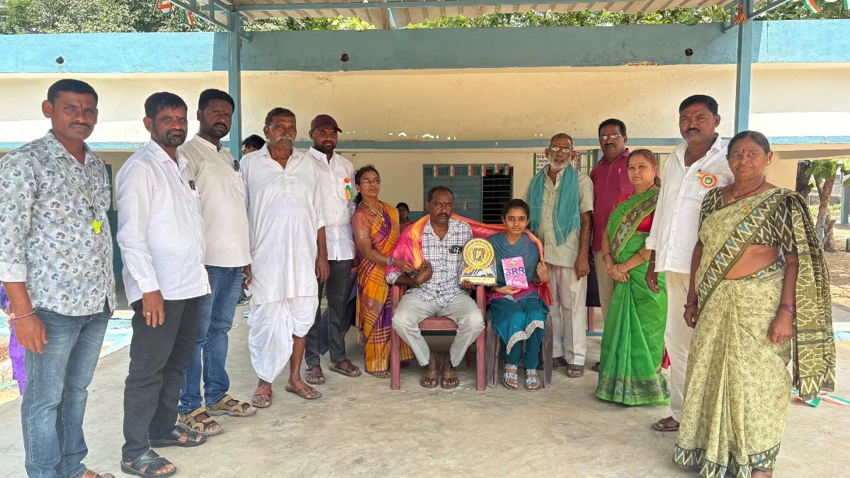 విద్యార్థులకు నగదు బహుమతులు అందజేసిన SRR ఫౌండేషన్ చైర్మన్ పరుపాటి శ్రీనివాస్ రెడ్డి