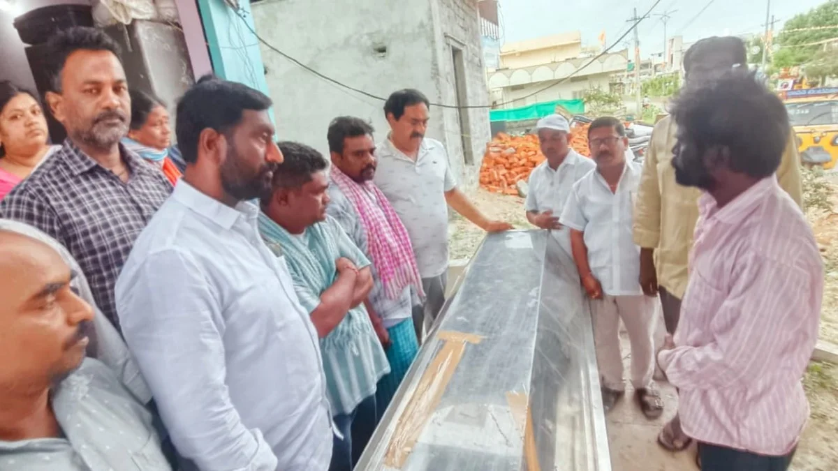 మృతురాలి కుటుంబాన్ని పరామర్శించిన మాజీ మంత్రి ఎర్రబెల్లి