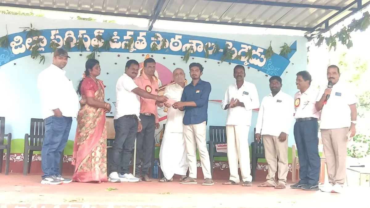 ప్రభుత్వ పాఠశాల అభివృద్ధికి అమెరికాలో స్థిరపడిన వేణు చేయూత